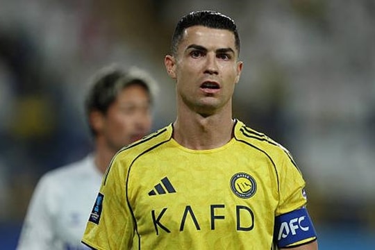 Cristiano Ronaldo từ chối nhận huy chương sau thất bại của Al Nassr tại chung kết cúp châu Á