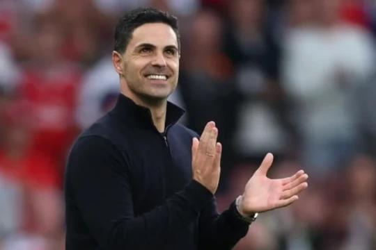 Arsenal đối đầu Burnley: Thắng để chạm tay vào chức vô địch Ngoại hạng Anh