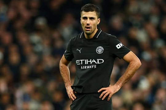 Real Madrid săn đón Rodri, Liverpool cạnh tranh thủ thành 50 triệu bảng