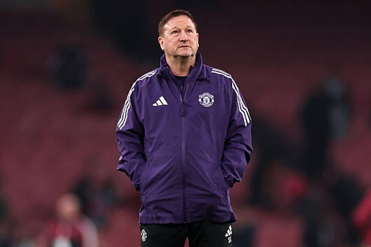 Man Utd gia hạn với trợ lý Steve Holland: Điểm tựa chiến thuật cho Michael Carrick