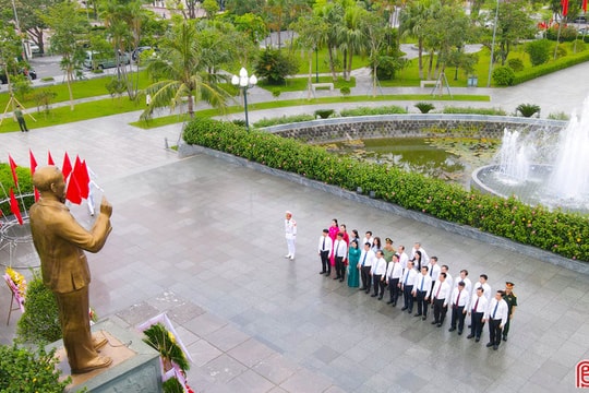 Lãnh đạo tỉnh dâng hương, báo công nhân kỷ niệm 136 năm Ngày sinh Chủ tịch Hồ Chí Minh