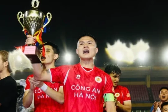 Quang Hải thiết lập kỷ lục vô tiền khoáng hậu với 5 chức vô địch V-League