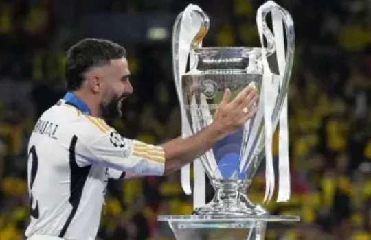 Dani Carvajal chia tay Real Madrid: Đoạn kết của một huyền thoại và di sản bất tử tại Bernabeu