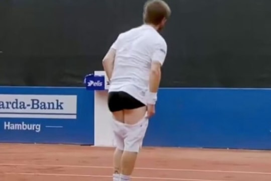 Bê bối tennis trước thềm Roland Garros 2026: Từ màn tụt quần đến đe dọa hành hung đối thủ