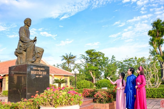 Ca sĩ Tấn Sơn và Hoa khôi thể thao Ái Quỳ trải nghiệm không gian văn hóa Nguyễn Du