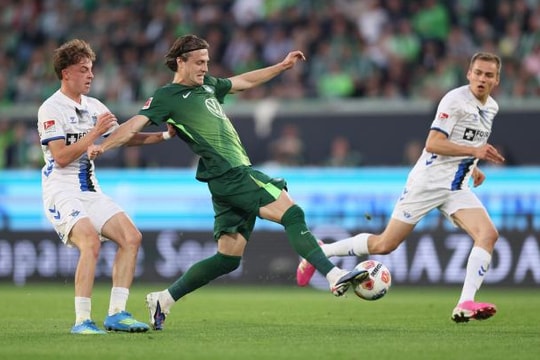 Dennis Seimen rực sáng giúp Paderborn cầm hòa Wolfsburg tại Volkswagen Arena
