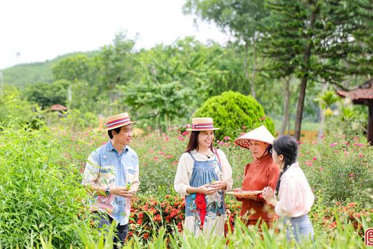 Cùng ca sĩ Tấn Sơn theo dấu Hải Thượng Lãn Ông giữa miền sơn cước