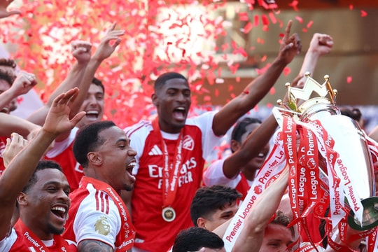 Cảm xúc vỡ òa trong ngày Arsenal nâng cúp Ngoại hạng Anh