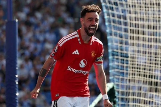 Bruno Fernandes lập kỷ lục lịch sử, MU thắng đậm Brighton trong ngày Carrick gia hạn