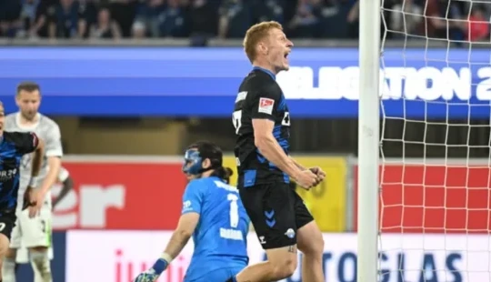 Paderborn thăng hạng Bundesliga sau chiến thắng 2-1 đầy kịch tính trước Wolfsburg