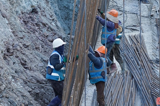 Công nhân “vượt nắng” trên các công trường