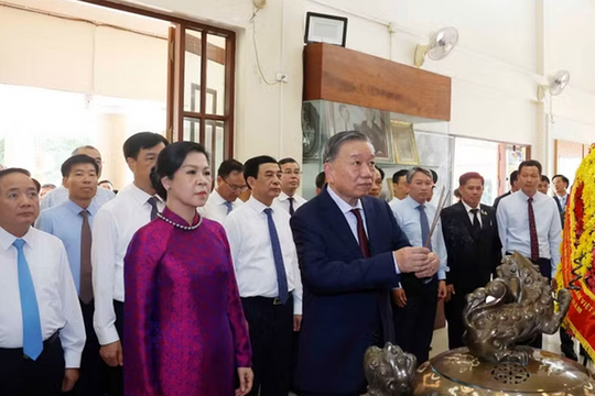 Tổng Bí thư, Chủ tịch nước Tô Lâm dâng hương tưởng niệm Chủ tịch Hồ Chí Minh tại Thái Lan