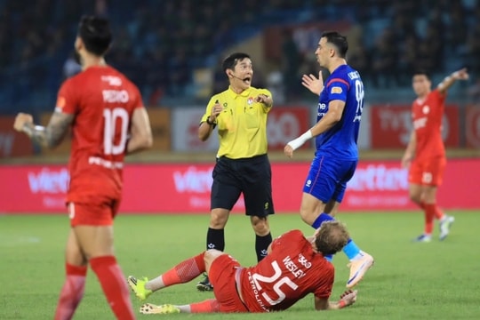 VFF đình chỉ trọng tài Trần Ngọc Nhớ vì sai lầm thổi phạt đền tại V-League