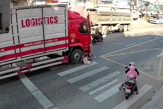 Chuyển hướng thiếu quan sát, người phụ nữ suýt mất mạng dưới bánh ô tô tải