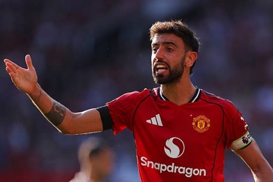 Bruno Fernandes phá kỷ lục kiến tạo, đưa Manchester United trở lại Champions League