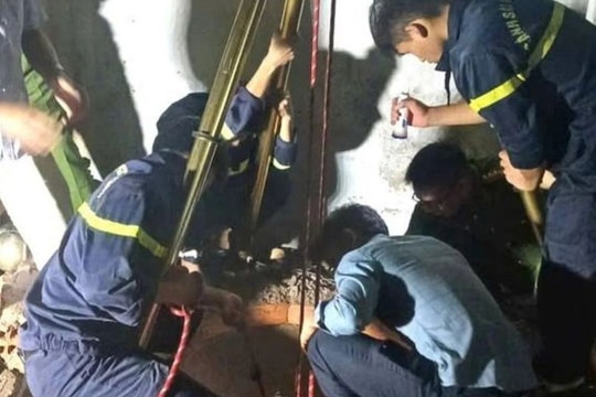 Cứu người phụ nữ rơi xuống giếng sâu 30m khi nhặt phế liệu