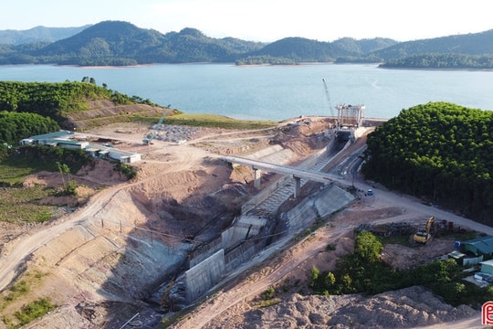"Đua" tiến độ trên các công trình phòng chống thiên tai