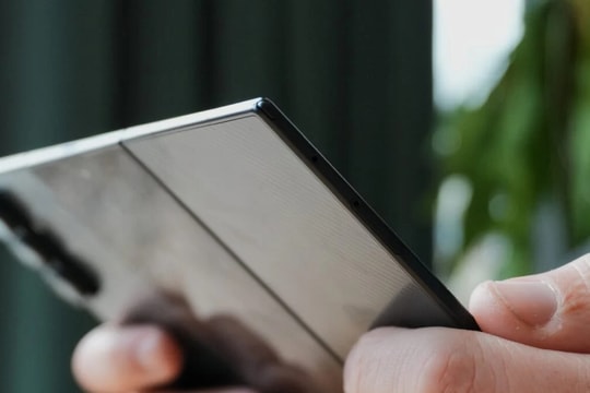 Galaxy Z Fold8 Wide lộ diện video thực tế: Samsung thay đổi tỷ lệ màn hình gập