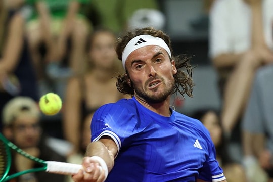 Địa chấn Roland Garros: Tsitsipas và Ben Shelton bị loại sốc, Sabalenka thẳng tiến