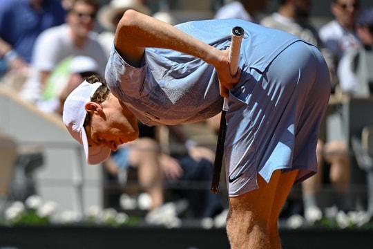 Cú sốc Roland Garros: Jannik Sinner tiết lộ nguyên nhân ngã ngựa dù dẫn trước 5-1