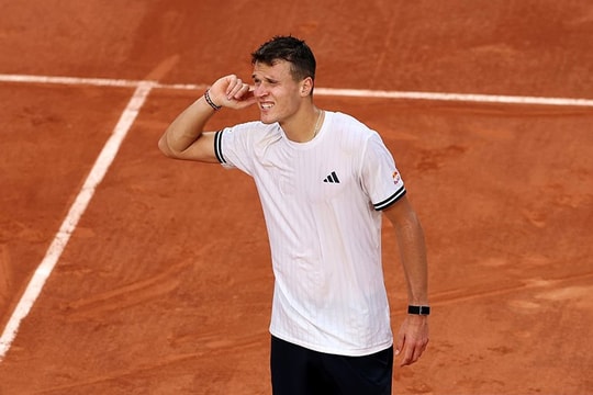 Jakub Mensik ngược dòng loại Alex De Minaur sau set đấu thảm họa tại Roland Garros