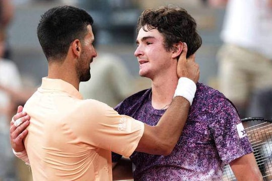 Joao Fonseca tạo địa chấn Roland Garros: Novak Djokovic gục ngã sau màn ngược dòng lịch sử