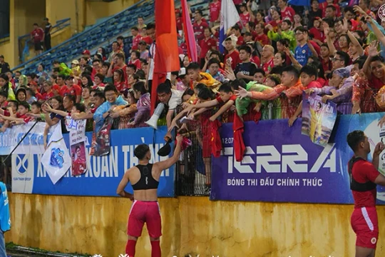 CAHN tặng vé miễn phí và 1.000 phần quà tri ân fan trong ngày nhận cúp V-League