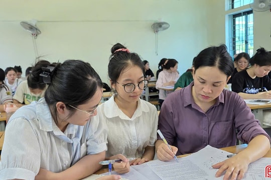 "Chia lửa" cùng học sinh lớp 12
