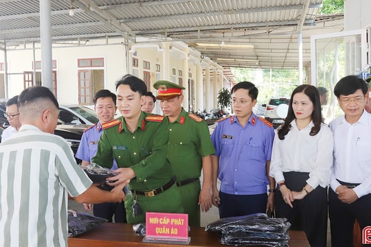 97 phạm nhân tại Hà Tĩnh được trao quyết định đặc xá