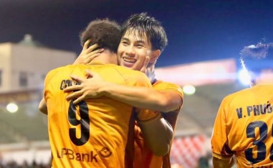 Trần Gia Bảo tỏa sáng rực rỡ giúp HAGL thắng ngược Hà Nội FC 3-1 để trụ hạng