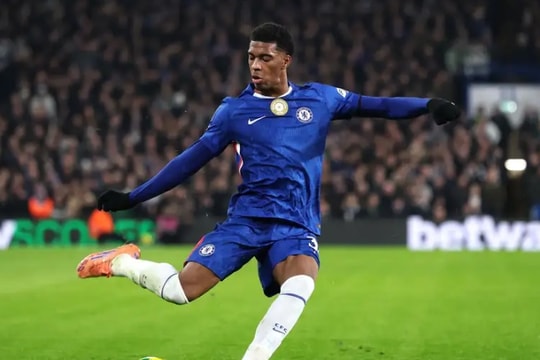 Xabi Alonso coi Josh Acheampong là hạt nhân không thể thay thế tại Chelsea