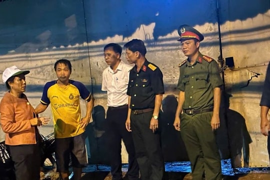 3 phụ nữ cùng xe máy bị nước lũ cuốn trôi trong đêm