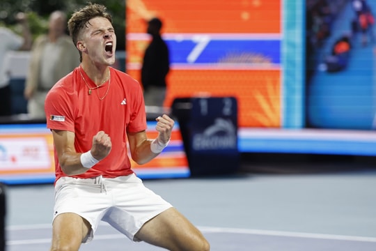 Jakub Mensik khuất phục Joao Fonseca: Bản lĩnh thép đưa "ngựa ô" vào bán kết Roland Garros