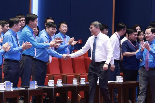 Thủ tướng thảo luận với đại biểu công đoàn về mục tiêu tăng trưởng hai con số