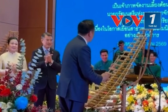 Thủ tướng Thái Lan gây bất ngờ khi biểu diễn nhạc cụ truyền thống của Việt Nam