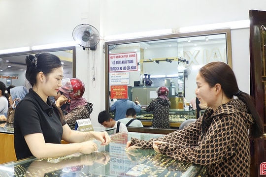 Giá vàng “lao dốc”: Nhà đầu tư lo lỗ, người dân thận trọng chờ