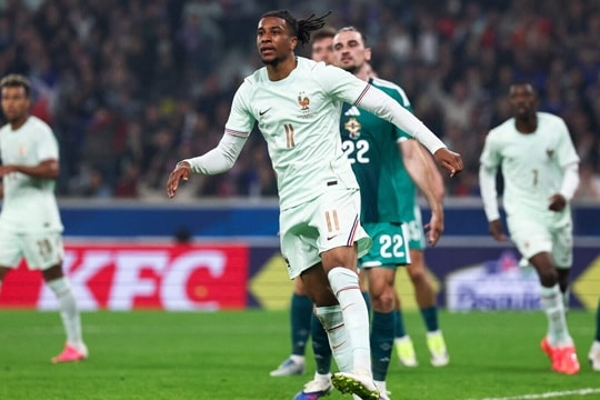 Michael Olise lập hat-trick vẫn khiến ĐT Pháp chơi thiếu người vì luật mới của FIFA