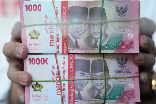 Ngân hàng Trung ương Indonesia tăng lãi suất khẩn cấp lên 5,5% để cứu đồng rupiah