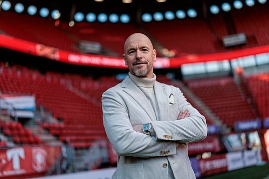 Erik ten Hag và đòn hồi mã thương dành cho Barcelona trên bàn đàm phán