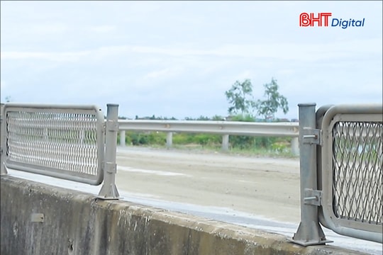 Tháo lưới chống lóa trên quốc lộ 1 để đi tắt, tiềm ẩn nguy cơ tai nạn