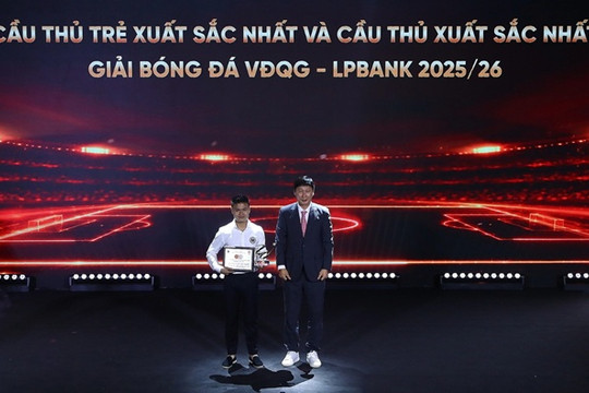Quang Hải giành danh hiệu Cầu thủ xuất sắc nhất V-League 2025/26