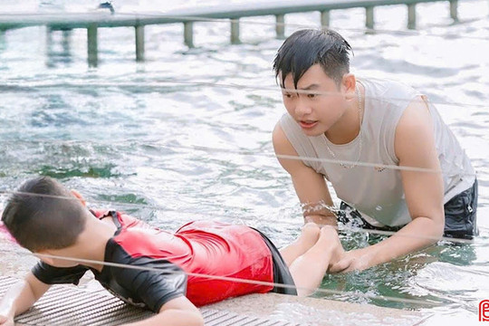 Sôi động các lớp dạy bơi miễn phí cho thiếu nhi Hà Tĩnh