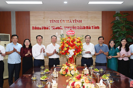 Lãnh đạo UBND tỉnh chúc mừng Báo và phát thanh, truyền hình Hà Tĩnh