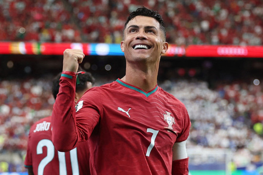 Ronaldo rực sáng trong trận thắng 5-0 của Bồ Đào Nha