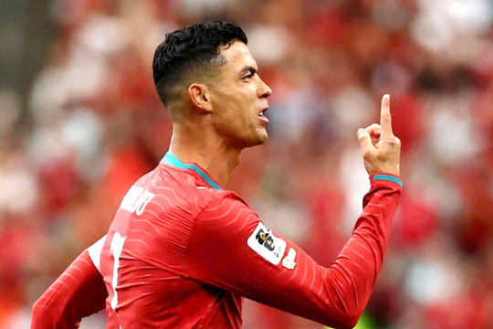 Cristiano Ronaldo và cú đúp tuổi 41: Khi tập thể Bồ Đào Nha học cách nâng bước huyền thoại