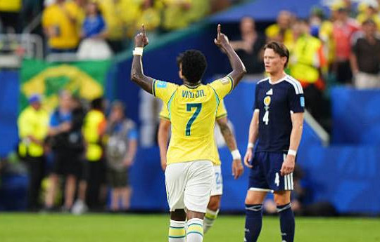 Vinicius lập cú đúp, Brazil đè bẹp Scotland 3-0 để xây chắc ngôi đầu bảng C