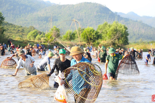 Hàng trăm "nơm thủ" tranh tài tại Lễ hội đánh cá Vực Rào