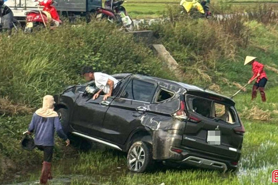 Ô tô 7 chỗ lao xuống ruộng sau va chạm xe mô tô phân khối lớn do người nước ngoài điều khiển