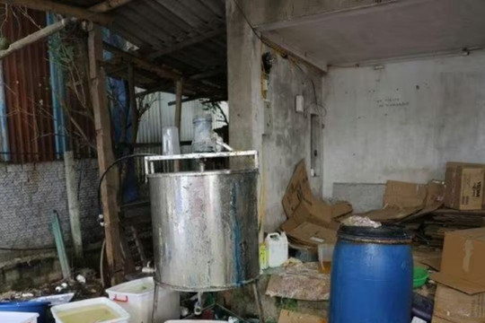 Triệt phá đường dây tự pha chế sữa tắm, dầu gội, thu giữ gần 30.000 sản phẩm giả