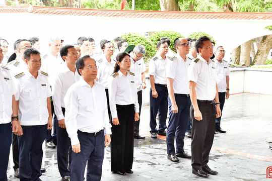Tổng Kiểm toán Nhà nước Nguyễn Hữu Nghĩa dâng hương tại Khu di tích Ngã ba Đồng Lộc